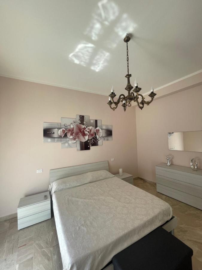 Casa Vacanze Il Girasole 巴莱斯特拉泰 外观 照片