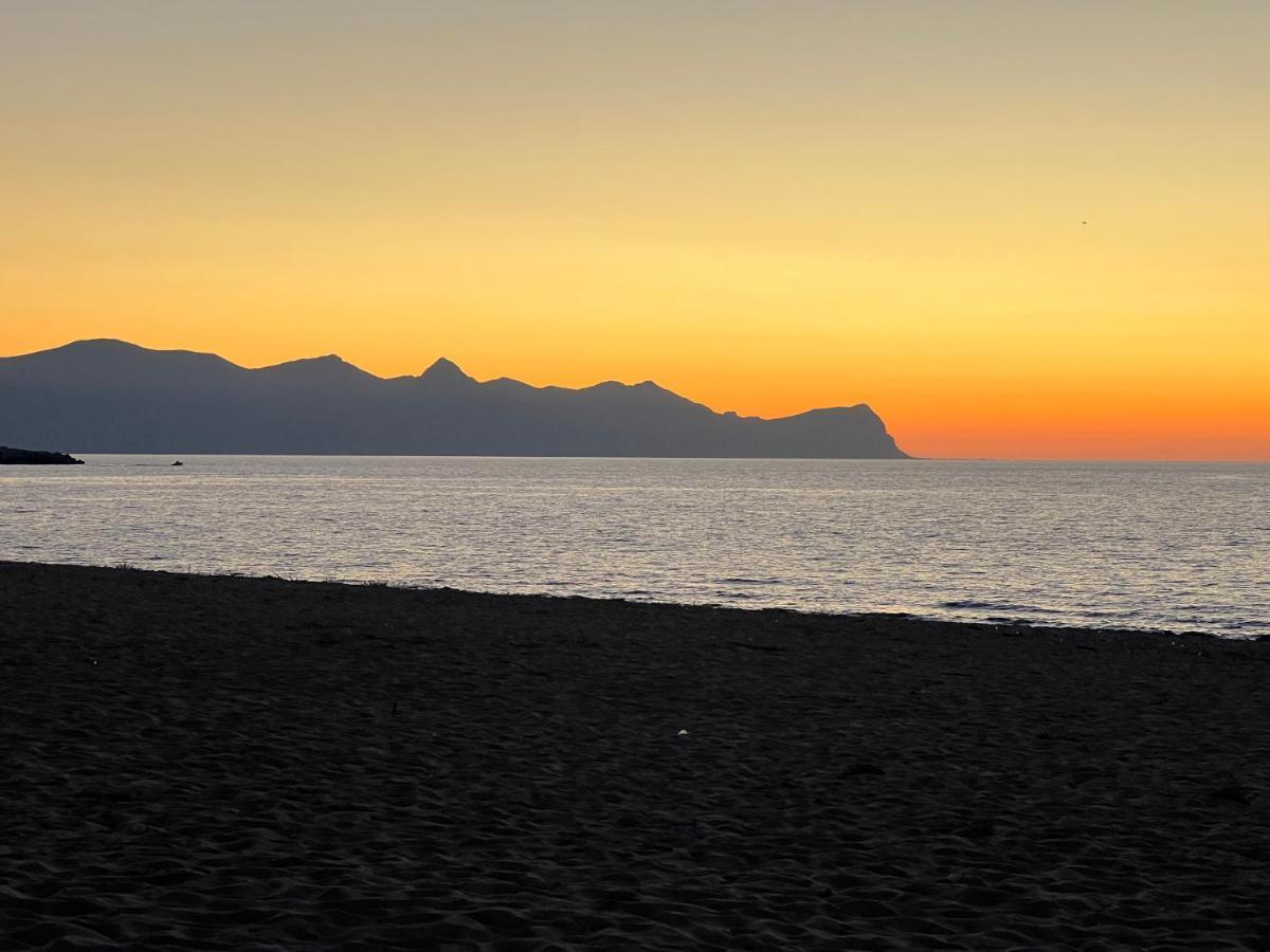 Casa Vacanze Il Girasole 巴莱斯特拉泰 外观 照片
